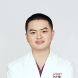 洪梁健 主治医师 · 美容皮肤(中医)科副主任 形象照