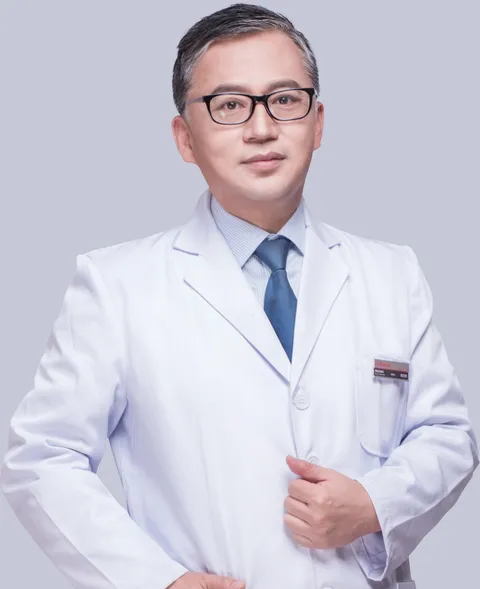 颉玉胜 副院长 · 美容皮肤科 形象照