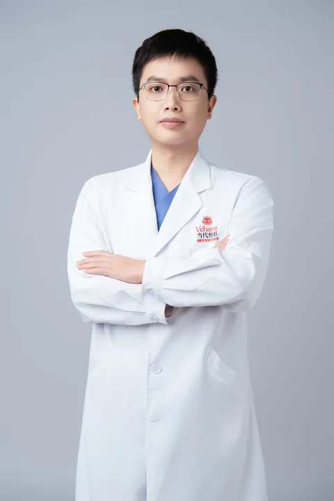唐国强 副主任医师 · 形体与面部精雕 形象照