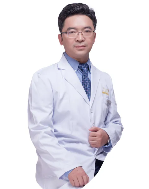 王旭明 副院长 · 鼻整形与鼻修复 形象照