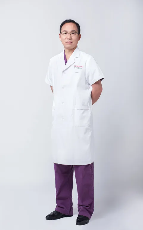 肖文明 副院长 · 眼整形与鼻整形 形象照