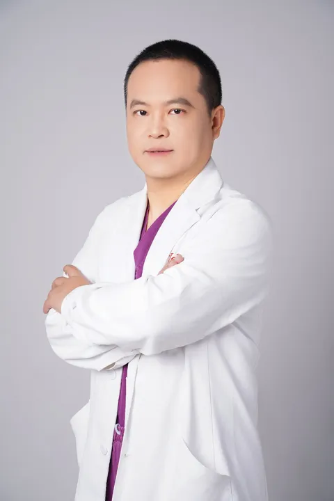 杨光智 副主任医师 · 腹壁整形 形象照