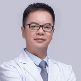 牙祖蒙 技术院长 · 注射美容主任医师 形象照