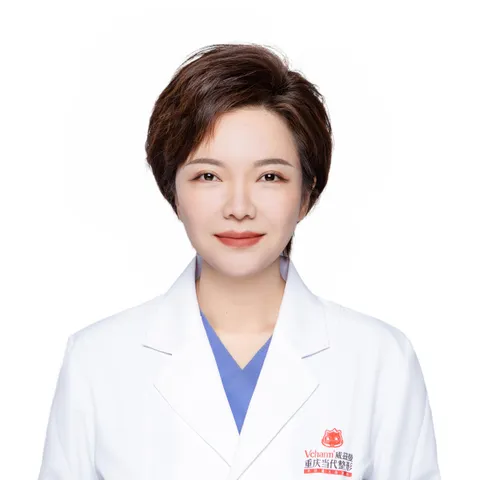 周璐珩 副主任医师 · 乳房整形 形象照